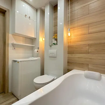 Postcard Scenic Escape 10 Minutes To Old Town And Seaside Appartamento